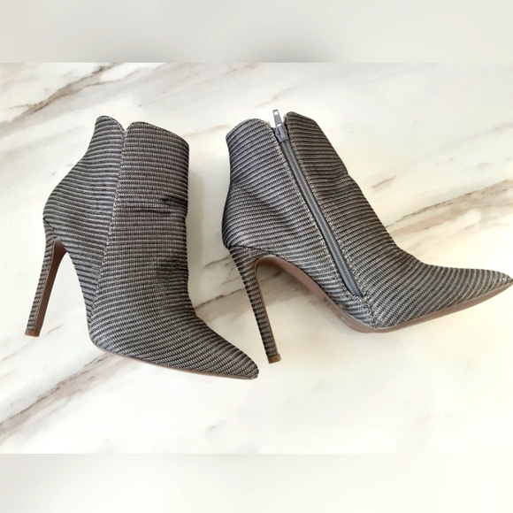 QUPID Metallic Silver Gold Pewter Stiletto Ankle Boots Sz 7M - Picture 4 of 9